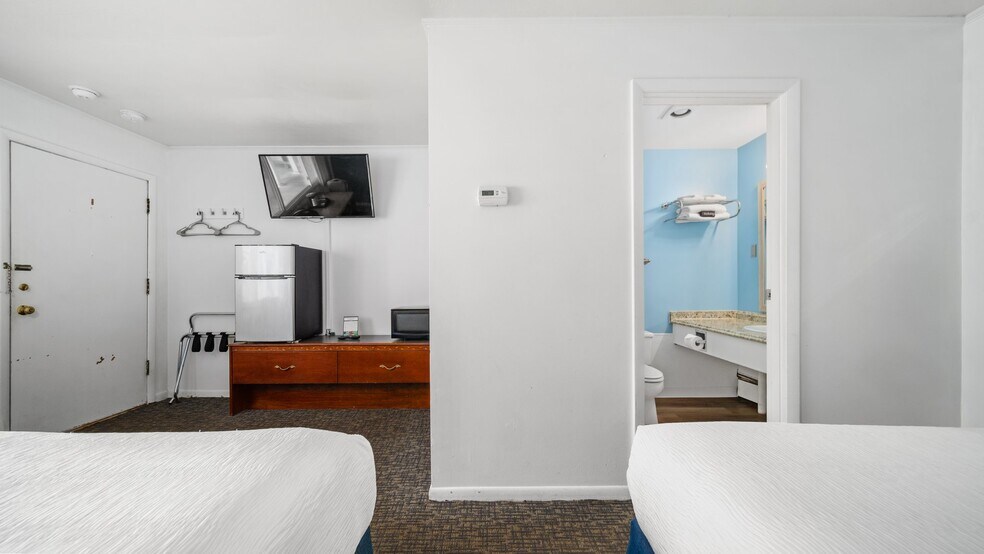 More Photos Of 1010 E Front St, Traverse City Hotel For Sale