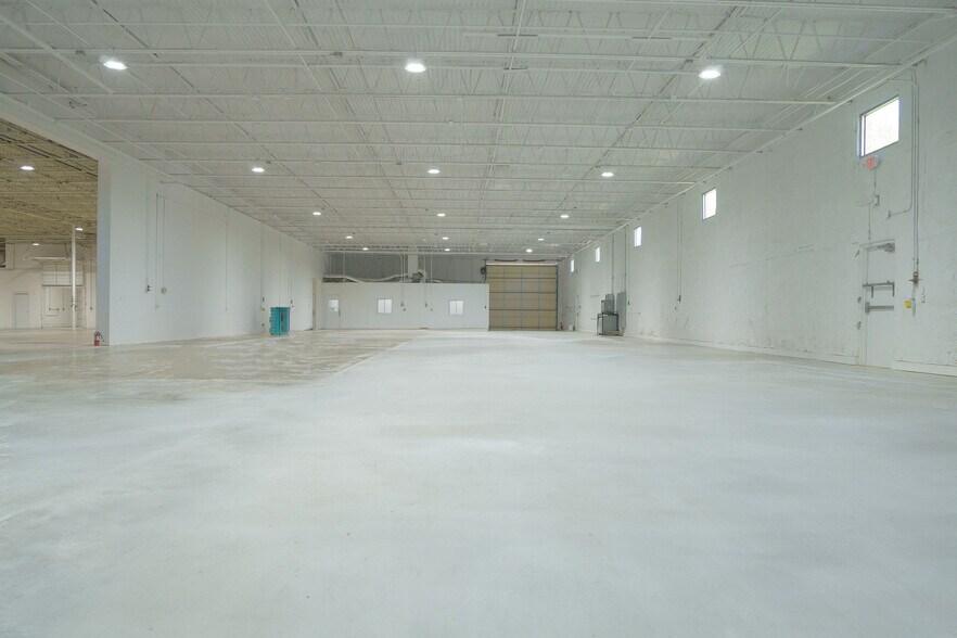 More Photos Of 9121 King Arthur Dr, Dallas Manufacturing For Lease