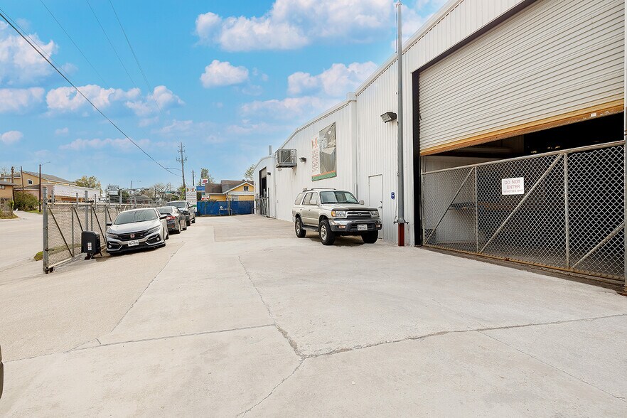 More Photos Of 1406-1420 Telephone Rd, Houston Showroom For Lease