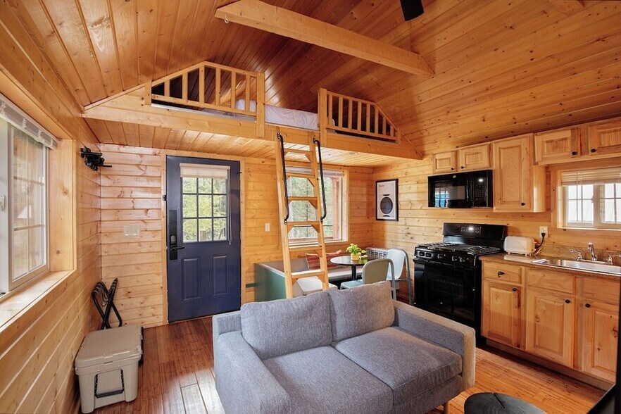 More Photos Of 290 Izaak Walton Inn Rd, Essex Hotel For Sale