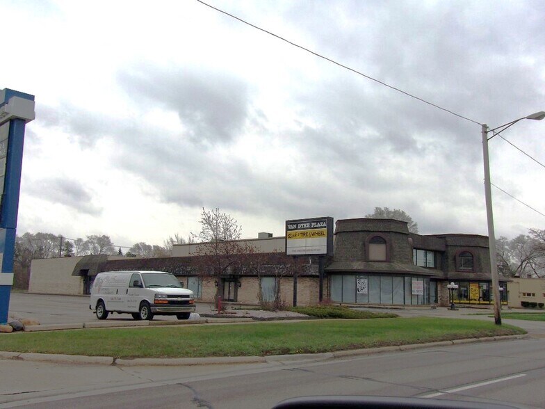 More Photos Of 49550-49560 Van Dyke Rd, Shelby Township Freestanding For Lease