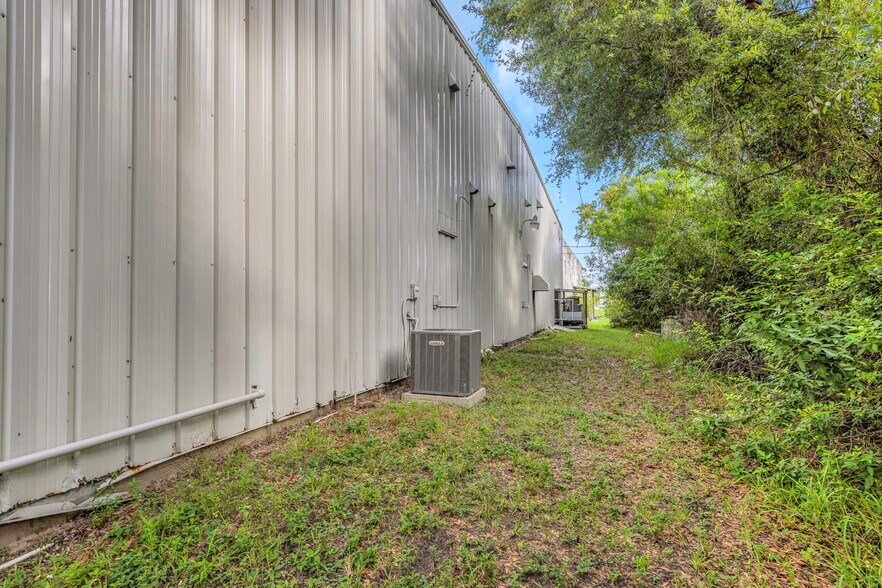 More Photos Of 10781 75th St N, Seminole Light Manufacturing For Lease