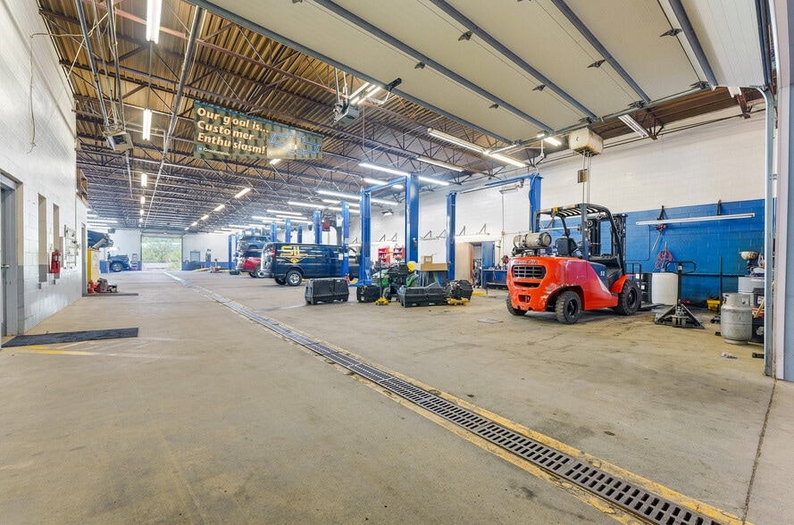 More Photos Of 1229 Country Club Rd, Fairmont Auto Dealership For Sale