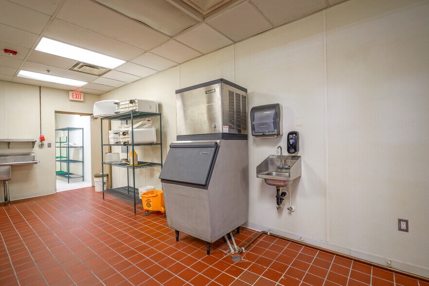 More Photos Of 3450 Gateway Dr, Grand Forks Restaurant For Lease