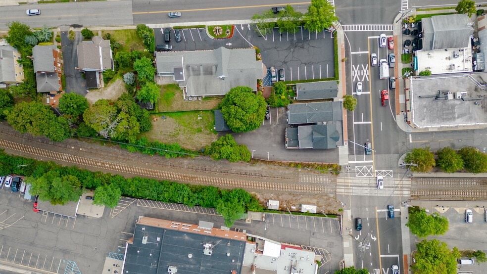 More Photos Of 21-23 Indian Head Rd, Kings Park Storefront Retail Residential For Lease