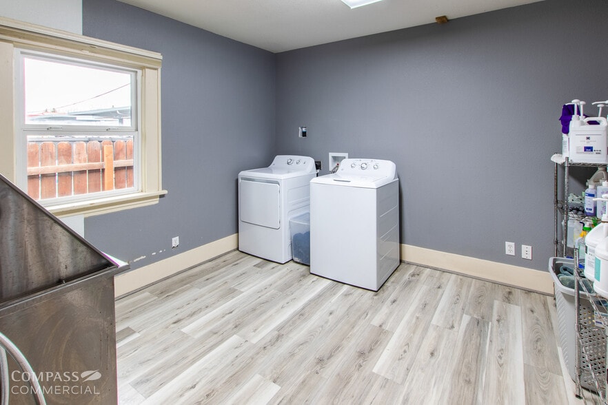 More Photos Of 721 SW 10th St, Redmond General Retail For Sale