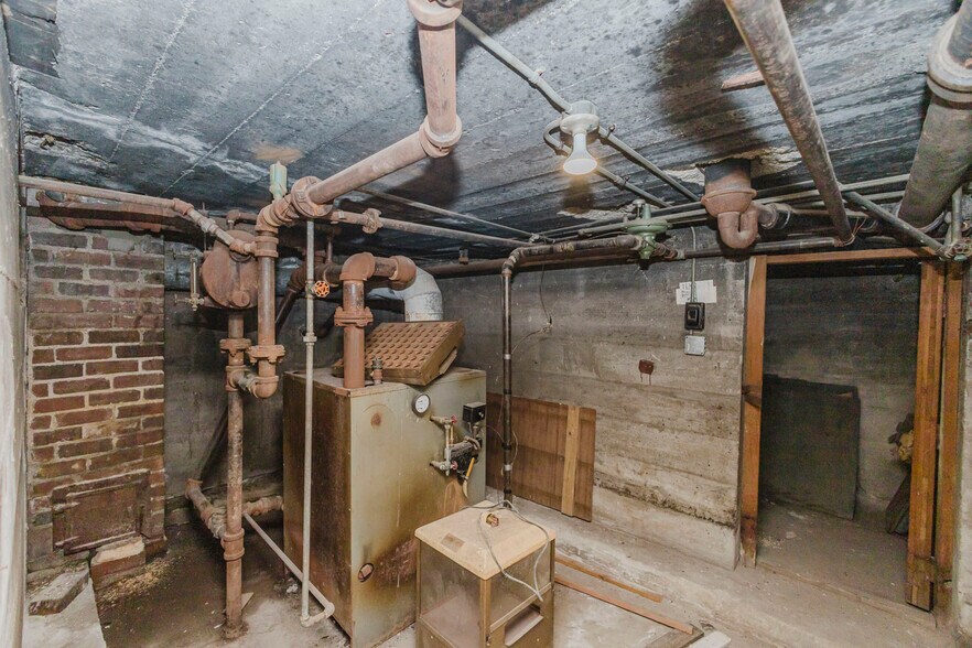 More Photos Of 110 N Poplar St, Hutchinson Warehouse For Sale