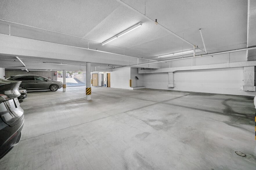 More Photos Of 3360 W Olympic Blvd, Los Angeles Office For Lease