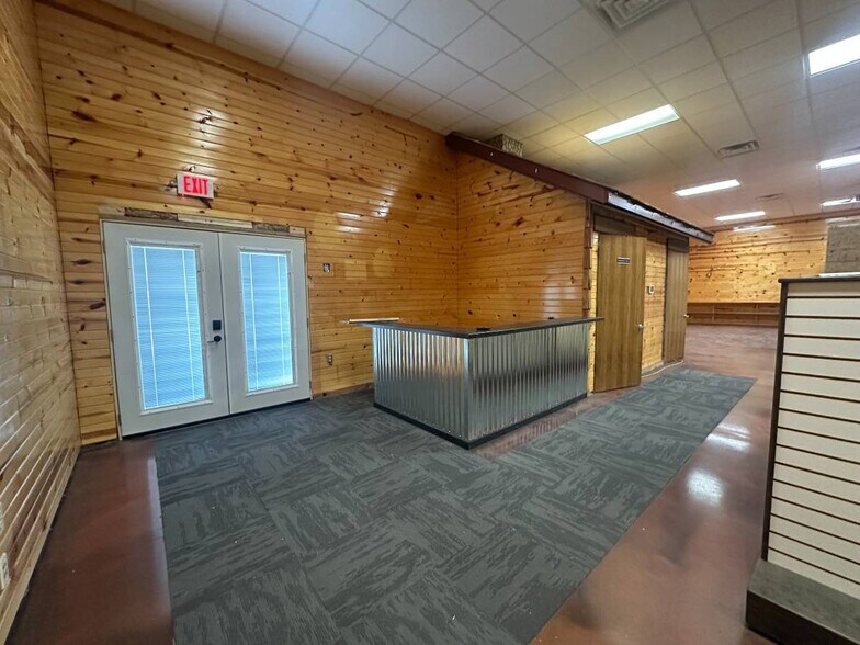 More Photos Of 111 Walnut Ln, Colona Warehouse For Lease