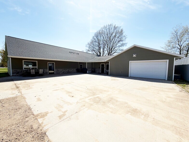 More Photos Of 359 Elm st, New Auburn Freestanding For Sale