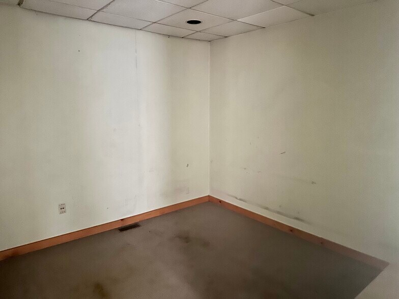 More Photos Of 202 S Eldorado Rd, Bloomington General Retail For Lease