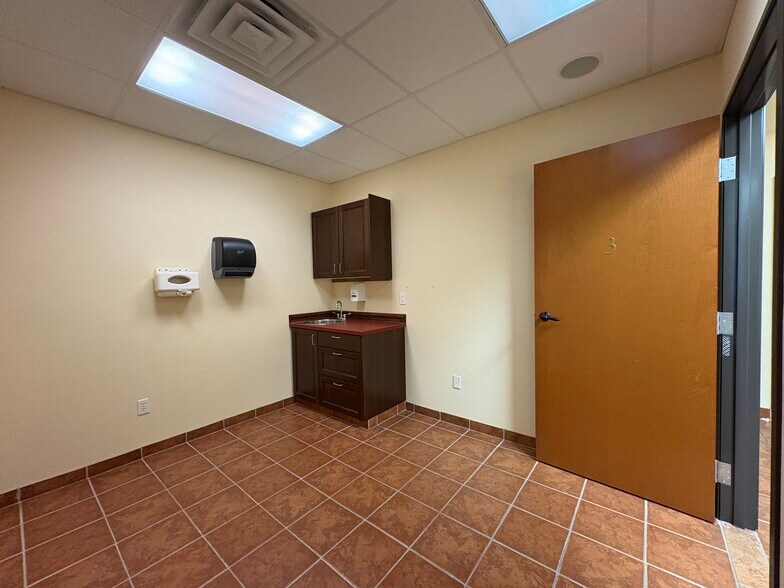 More Photos Of 7700 Cat Hollow Dr, Round Rock Medical For Lease