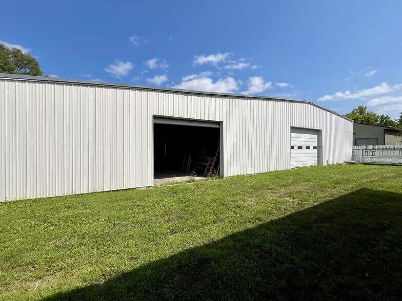 More Photos Of 325 Grand St, Van Meter Flex For Sale