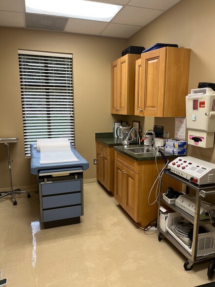 More Photos Of 1258 Mann Dr, Matthews Medical For Sale