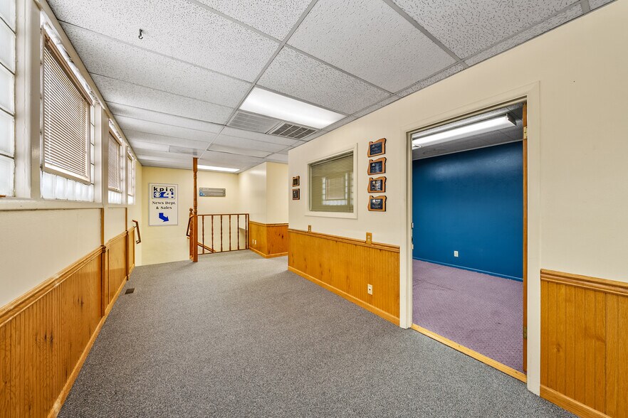 More Photos Of 655 W Umpqua St, Roseburg Radio TVTransmission Facilities For Sale