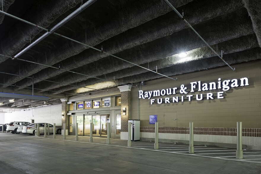 More Photos Of 100 Bloomingdale Rd, White Plains Freestanding For Lease