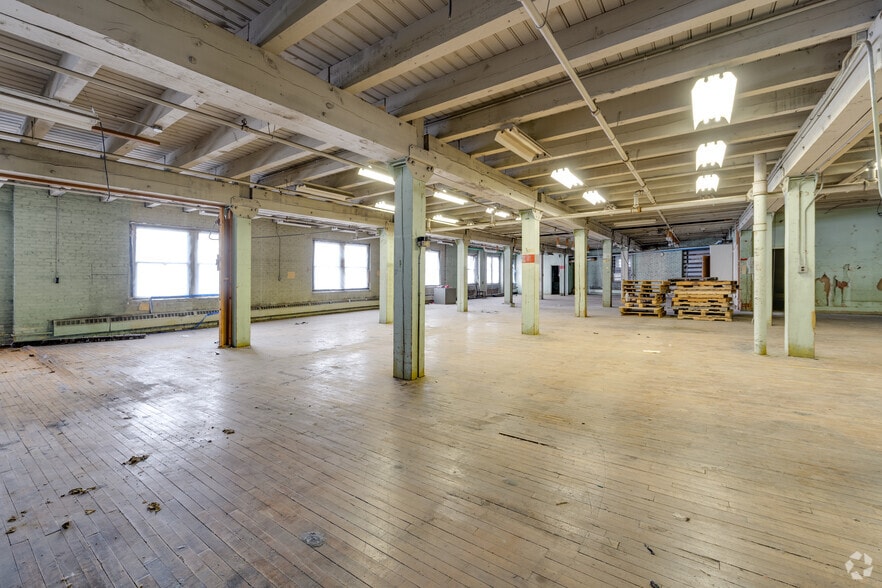 More Photos Of 702 S Michigan St, South Bend Warehouse For Lease