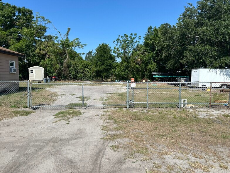More Photos Of 2706 Stallone Dr, Tampa Office Residential For Lease