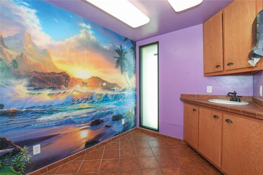 More Photos Of 500 Park Pl, Mustang Medical For Sale