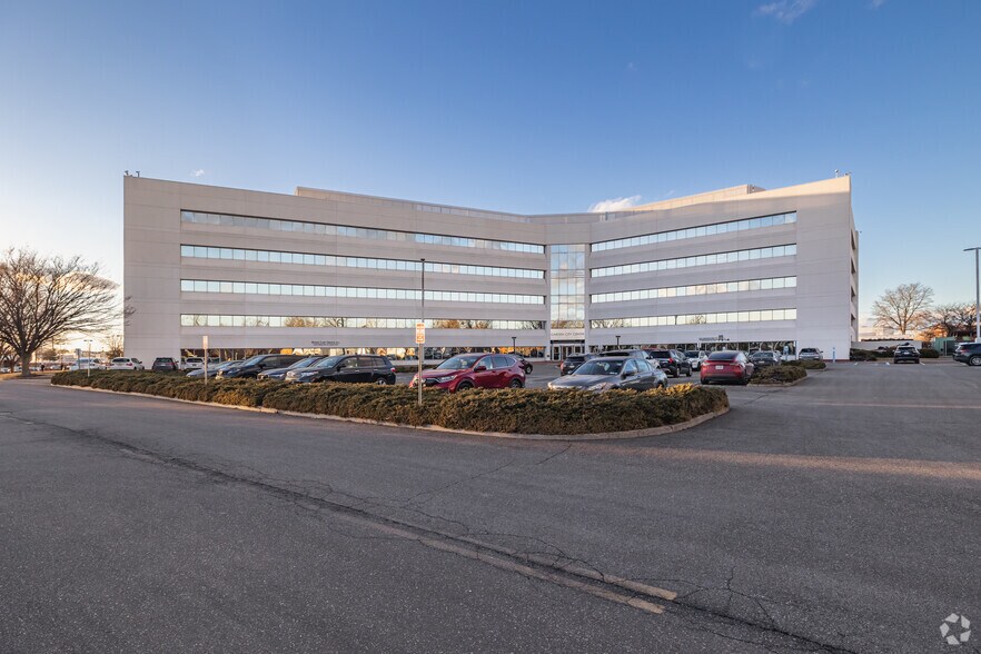 More Photos Of 100 Quentin Roosevelt Blvd, Garden City Office For Lease