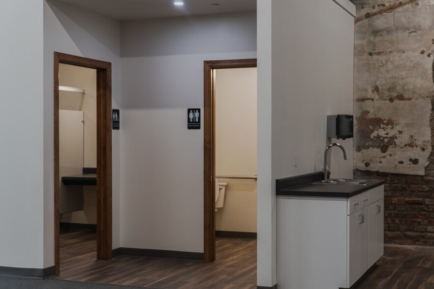 More Photos Of 1425 S 13th St, Omaha Storefront For Lease