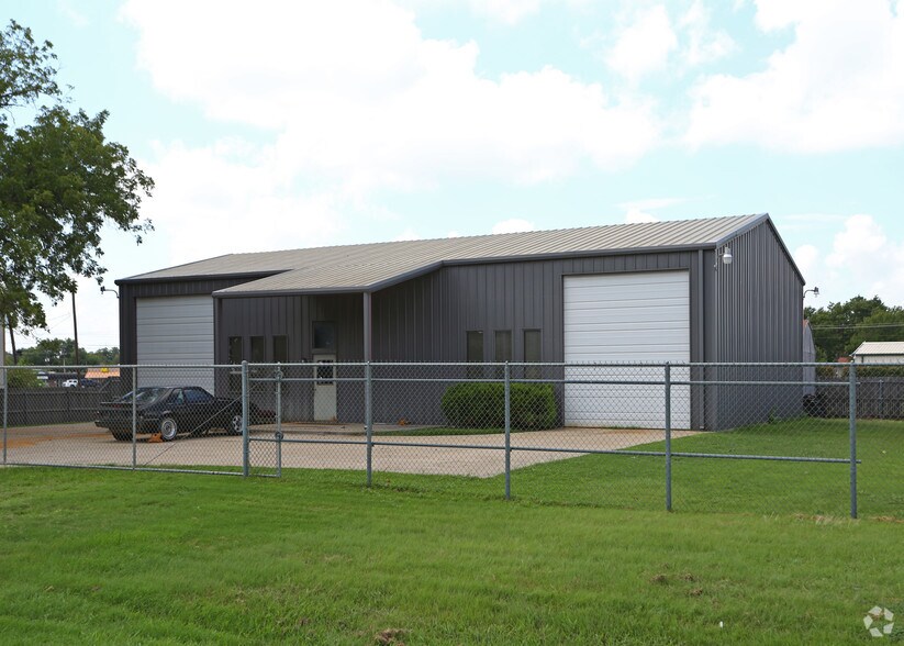 More Photos Of 203 N Hampton Rd, Crowley Warehouse For Lease