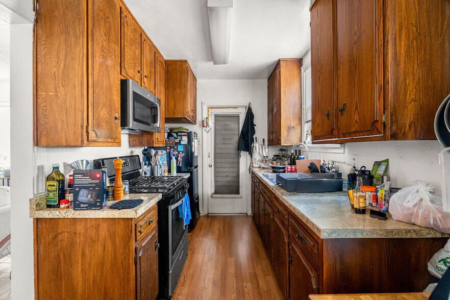 More Photos Of 2200 W Burbank Blvd, Burbank Freestanding For Sale