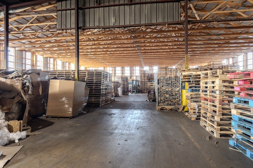 More Photos Of 1200 Bissell St, Venice Warehouse For Sale