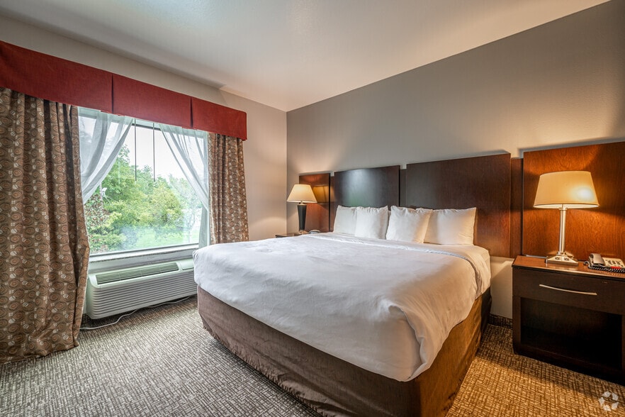 More Photos Of 5100 7th St, Bay City Hotel For Sale