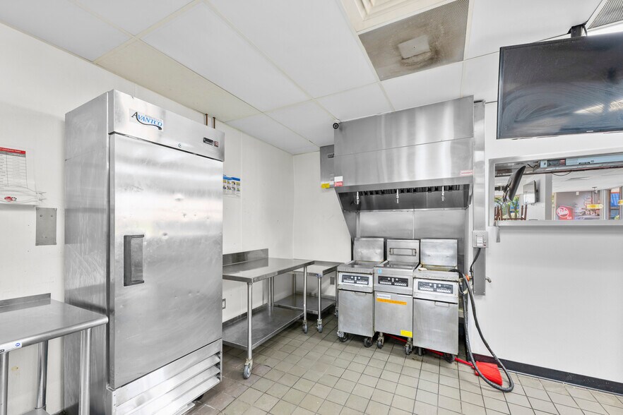 More Photos Of 32704 Grand River Ave, Farmington Restaurant For Sale