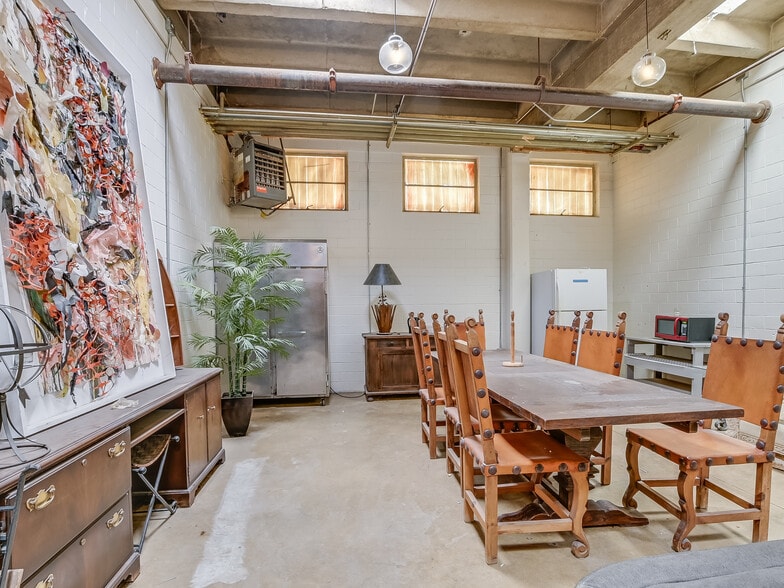 More Photos Of 414 Vera Cruz, San Antonio Warehouse For Lease
