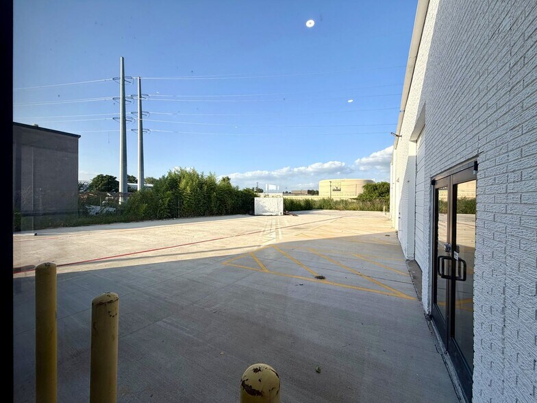 More Photos Of 13700 N Stemmons Fwy, Farmers Branch Freestanding For Lease