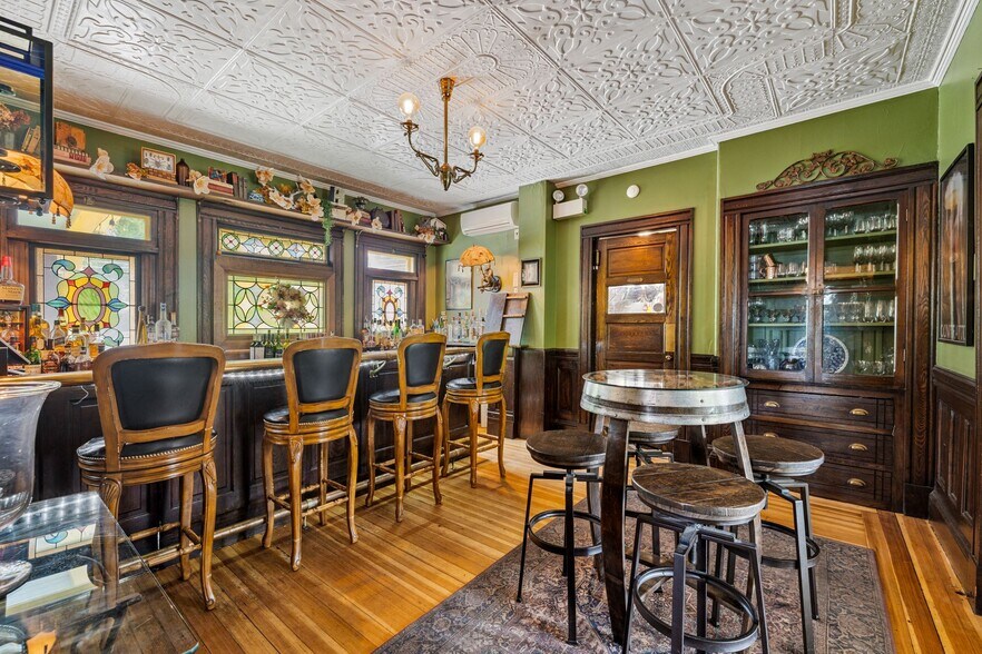More Photos Of 41 Pleasant St, Woodstock Hospitality For Sale