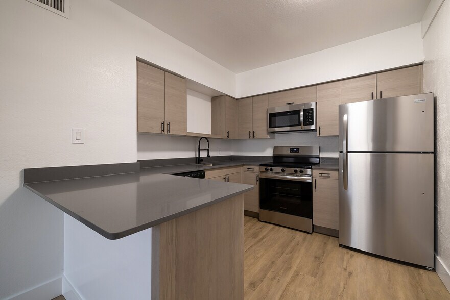 More Photos Of 2002-2010 N 50th St, Phoenix Apartments For Sale