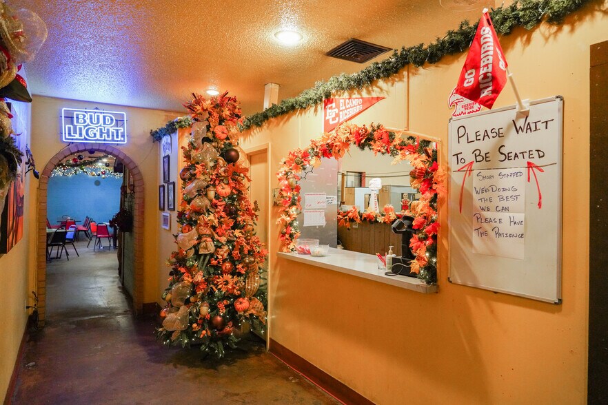 More Photos Of 1006 West Loop, El Campo Restaurant For Sale