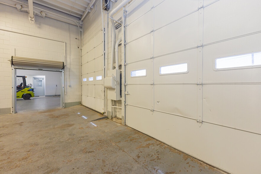 More Photos Of 5513 N Oxford St, Indianapolis Showroom For Lease