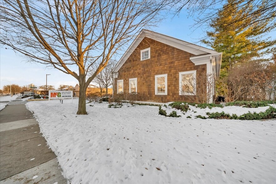 More Photos Of 907 W 14 Mile Rd, Clawson Office For Sale