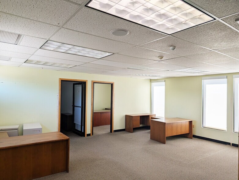 More Photos Of 122 Northeastern Blvd, Nashua Bank For Lease