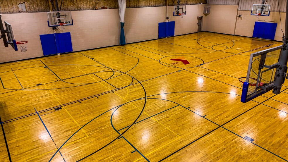 More Photos Of 300 Walnut St, Peru General Retail For Sale