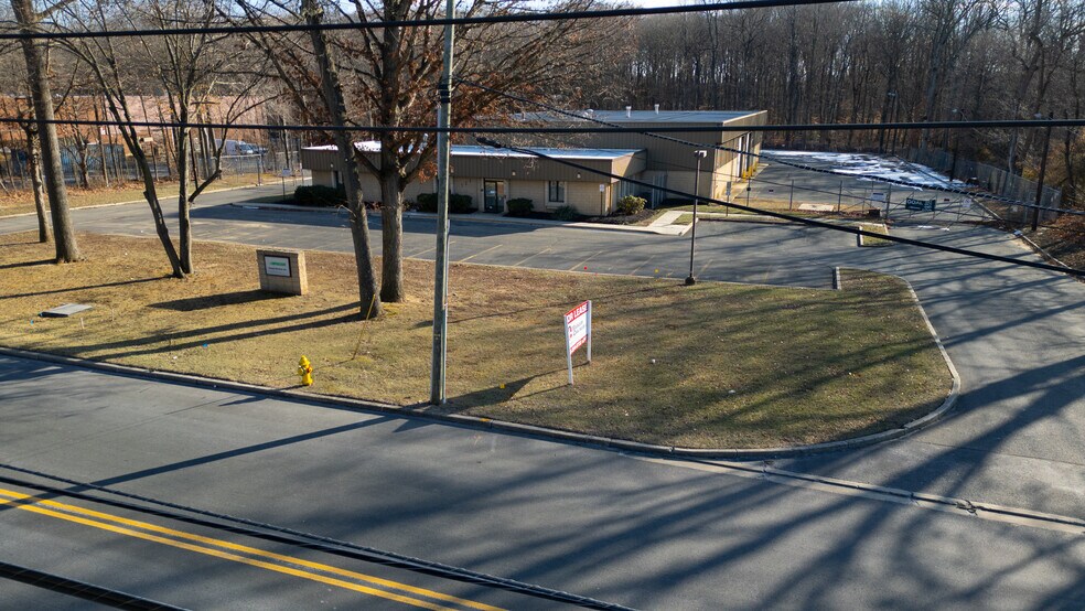 More Photos Of 111 Connecticut Dr, Burlington Warehouse For Lease
