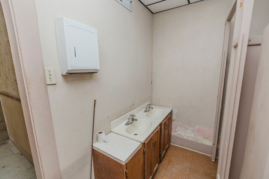 More Photos Of 110 N Poplar St, Hutchinson Warehouse For Sale