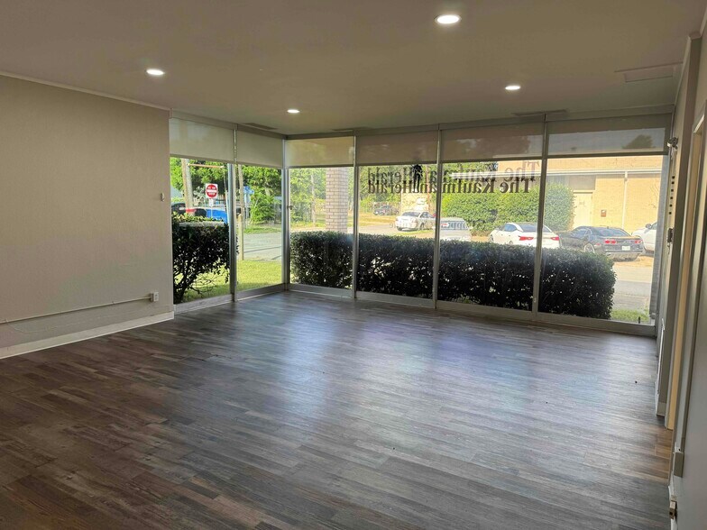 More Photos Of 300 N Washington St, Kaufman Office For Lease