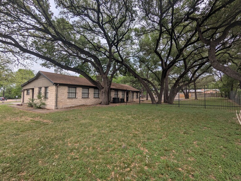 More Photos Of 8411 N Interstate 35, Austin Office For Lease