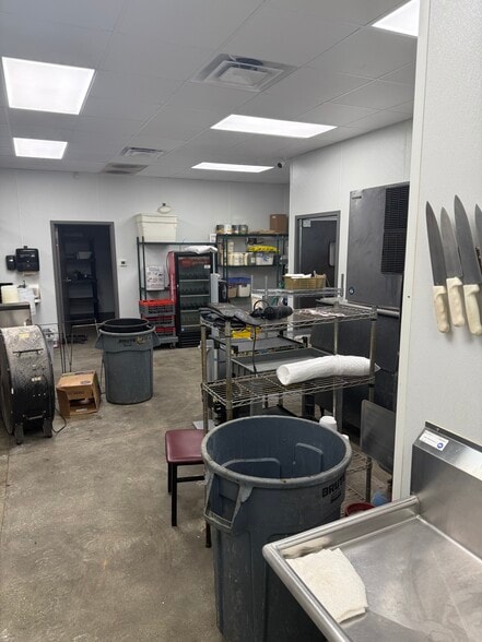 More Photos Of 5681 Nevius Rd, Mobile Restaurant For Lease