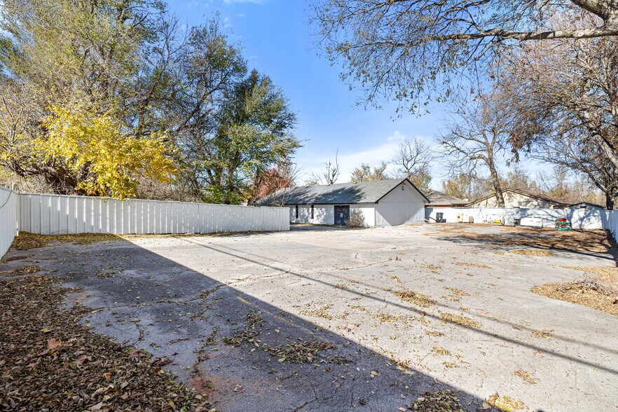 More Photos Of 115 N 8th St, Yukon Religious Facility For Sale