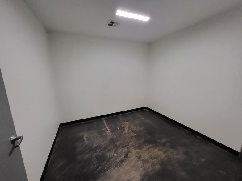 More Photos Of 4455 Woods and Sons Ave, Edmond Manufacturing For Lease