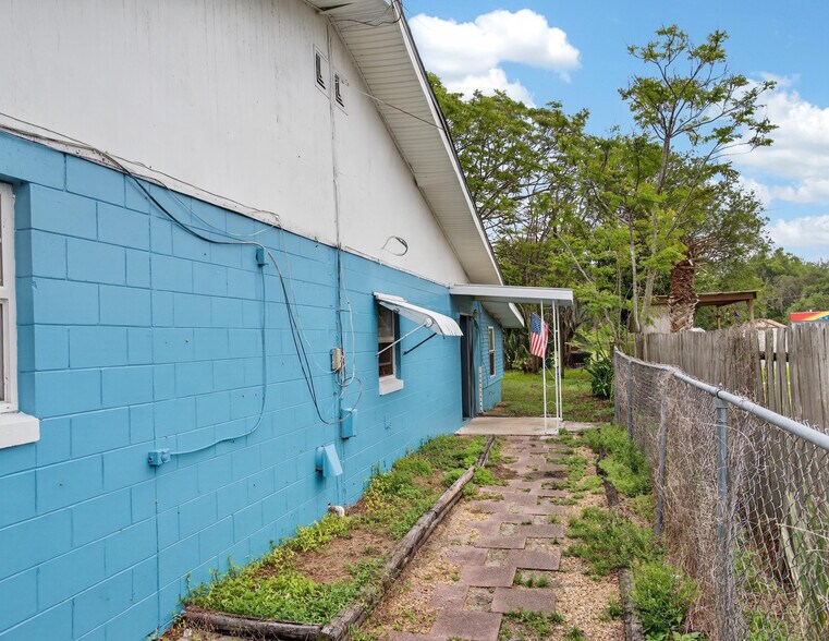 More Photos Of 1481 CR 437, Lake Panasoffkee General Retail For Sale