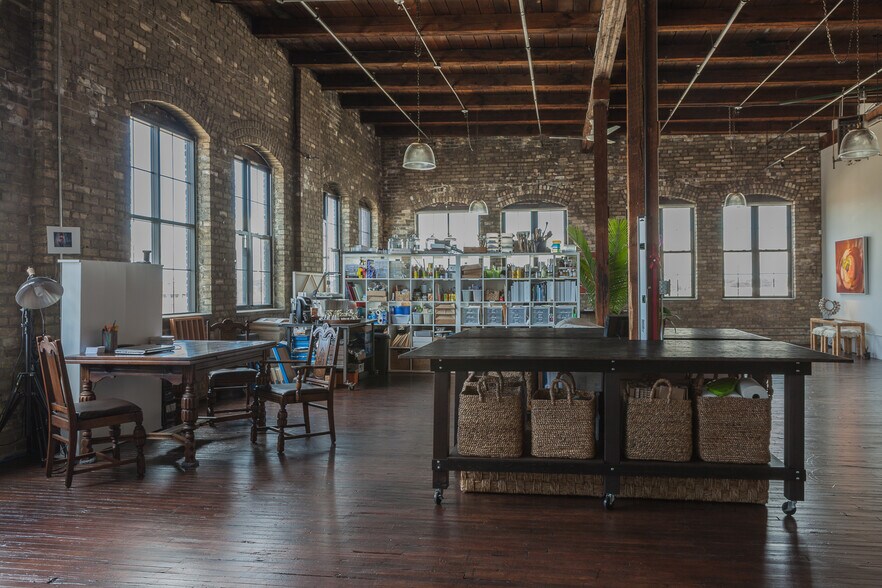 More Photos Of 1330 Quincy St NE, Minneapolis Showroom For Sale