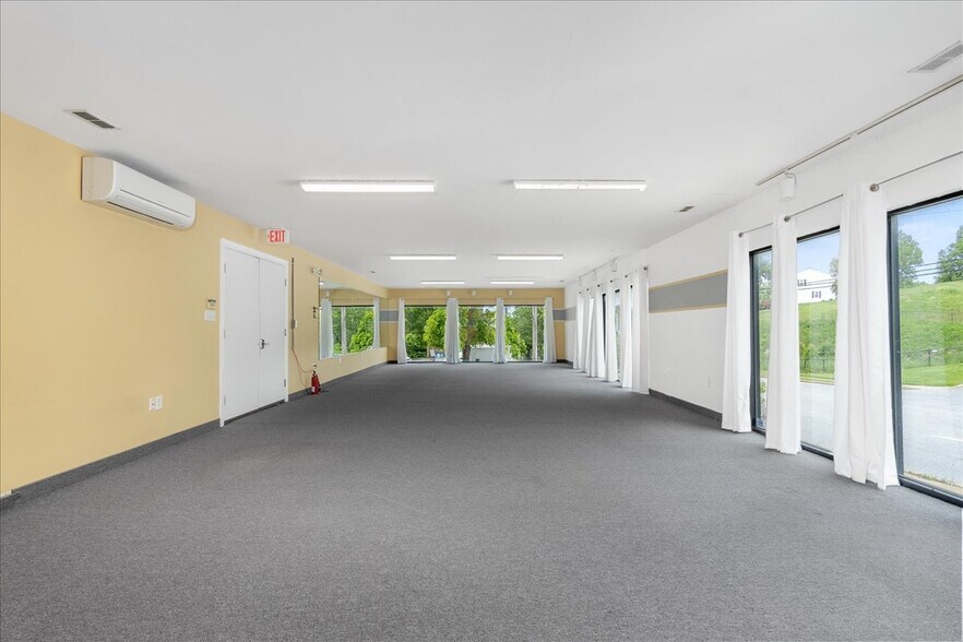 More Photos Of 104 W Ridgeville Blvd, Mount Airy Storefront Retail Office For Sale