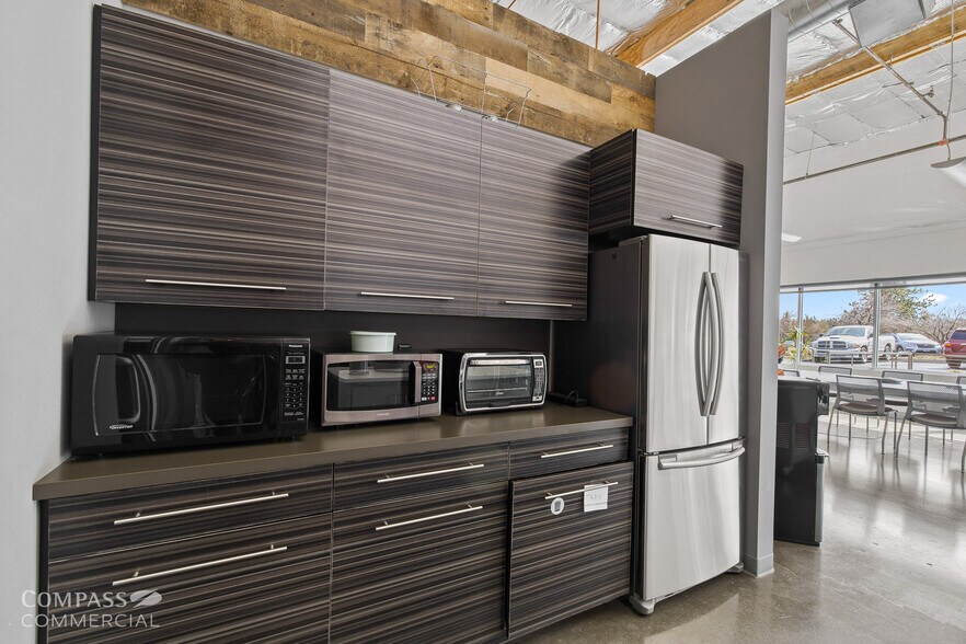 More Photos Of 1001 SW Emkay Dr, Bend Office For Sale